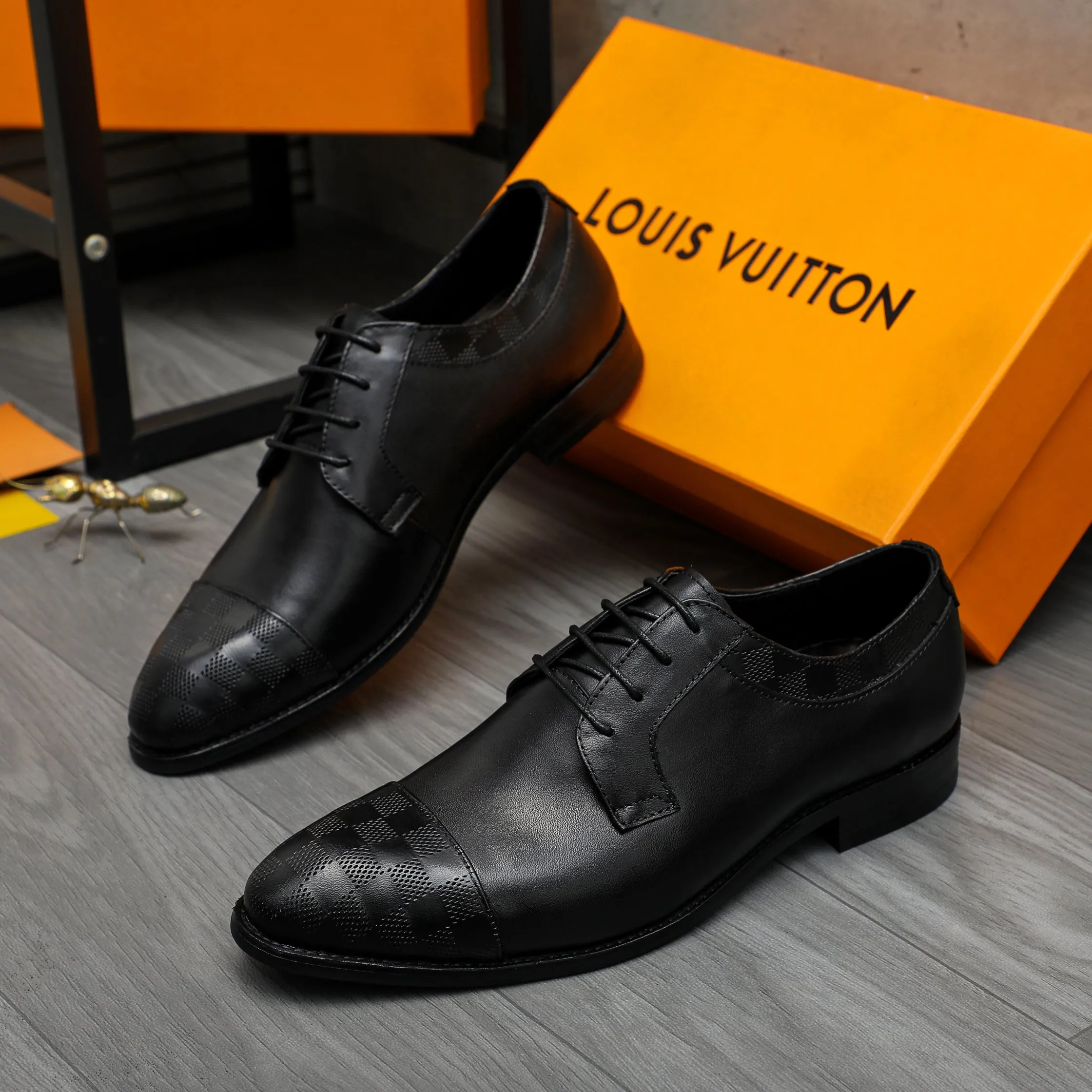 Men's shoes 💰p460 Product trademark: LV (Louis Vuitton) business lace-up leather shoes True size: 39-44 Product material: Selected cowhide stitching classic embossed upper, cowhide lining, original rubber outsole